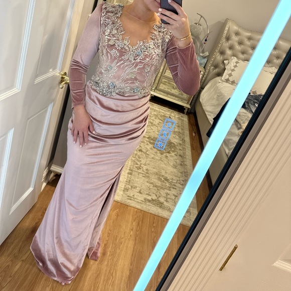 Ari & Art Custom Designer Dress - Picture 1 of 4